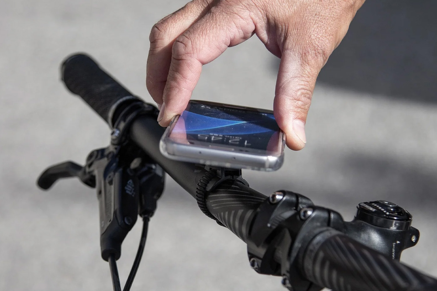 SP Connect Supporto Universale per Cellulare da Motociclette e Motorini -  Forte Presa a Morsetto - Supporto per Dispositivi Larghi 58-85mm, Adatto a  Manubri Standard e Grandi : : Elettronica